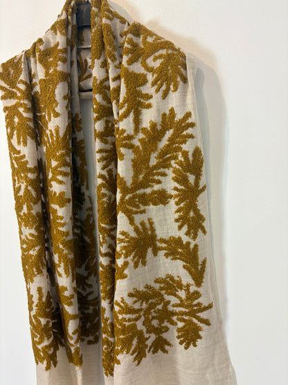 OTRAS. Bufanda lana detalles en camel