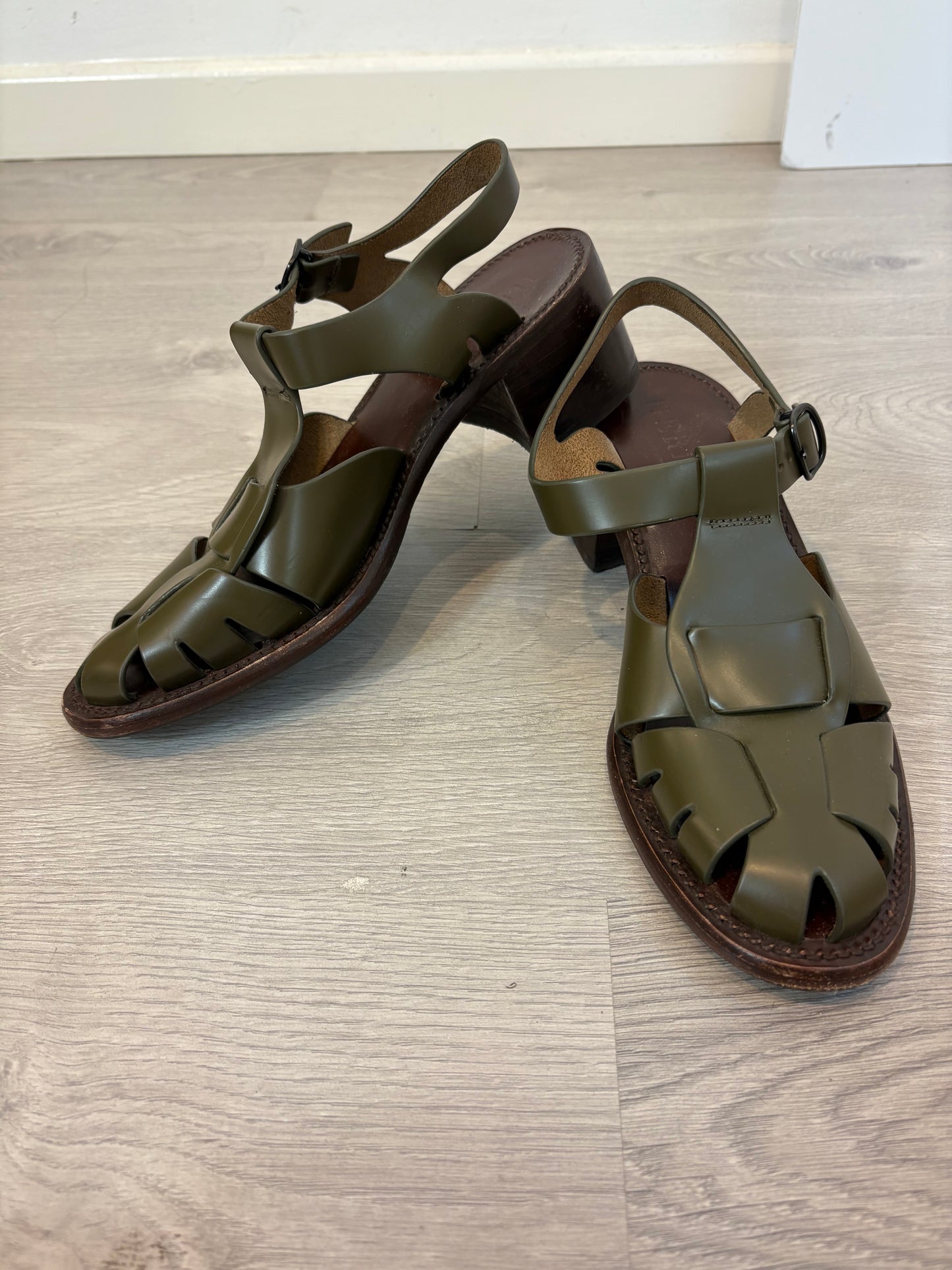 HEREU STUDIO. Sandalia piel destaponada verde. T 39