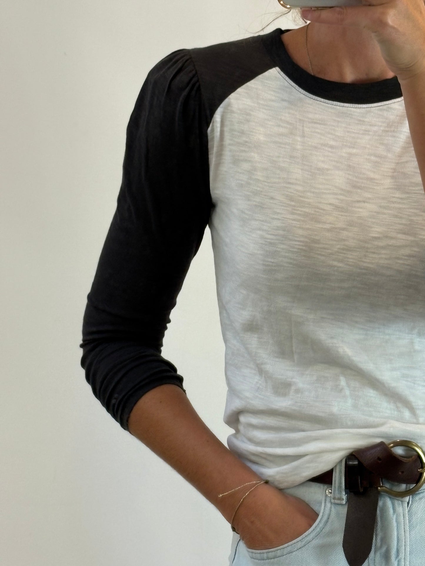 VERONICA BEARD. Camiseta bicolor detalle hombros