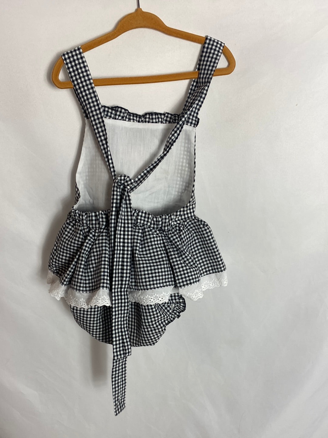 VICTORIA'S BODYER. Checkered jumpsuit with ruffles. Size 3 years.