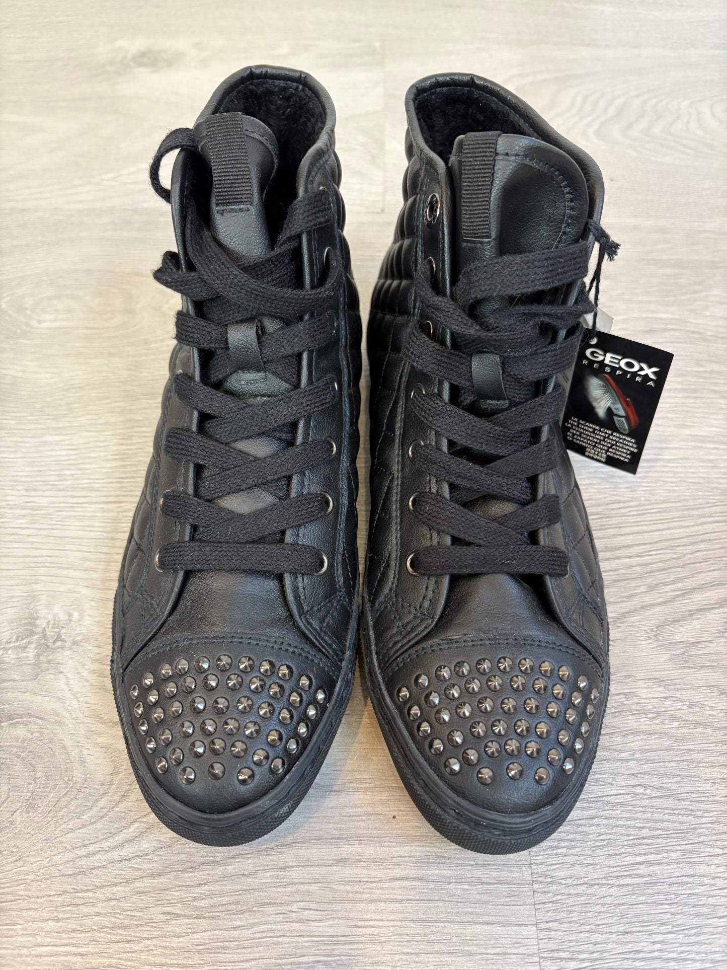 GEOX. Botines textura con tachuelas