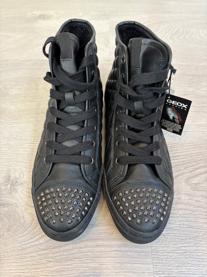 GEOX. Botines textura con tachuelas