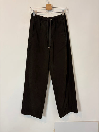 ZARA. Pantalón marrón oscuro textura