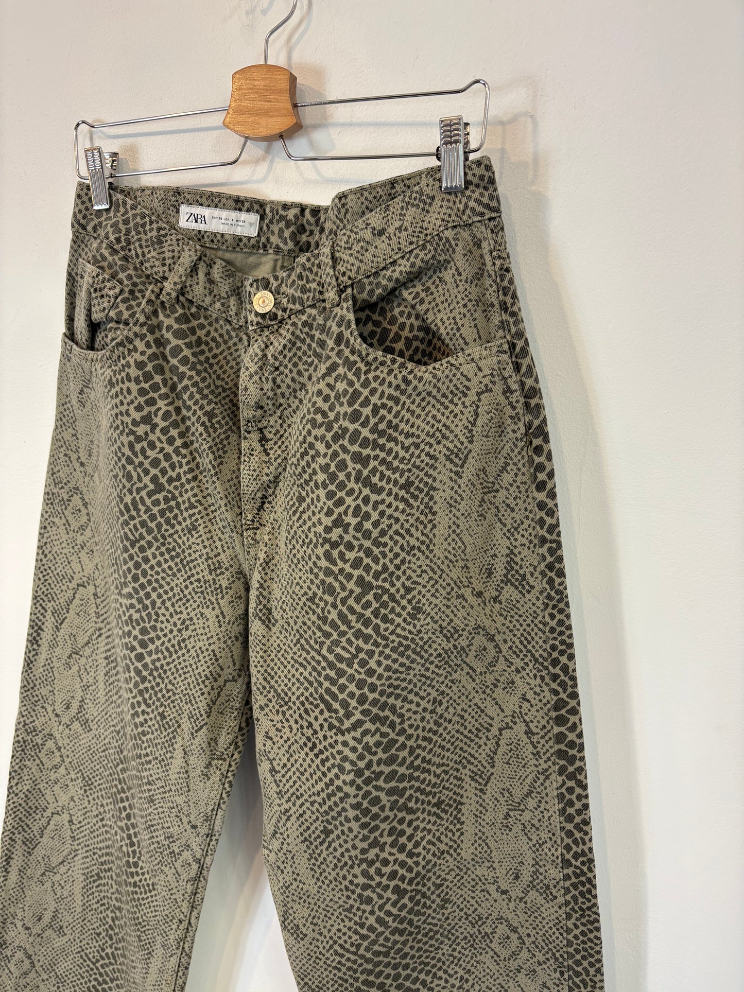 ZARA. Denim estampado pata ancha