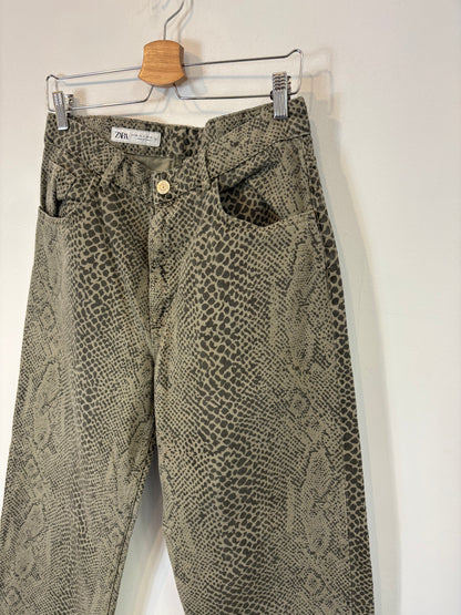 ZARA. Denim estampado pata ancha