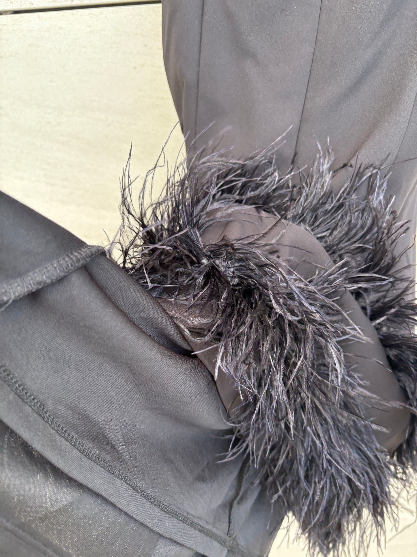 ZARA. Vestido corto plumas