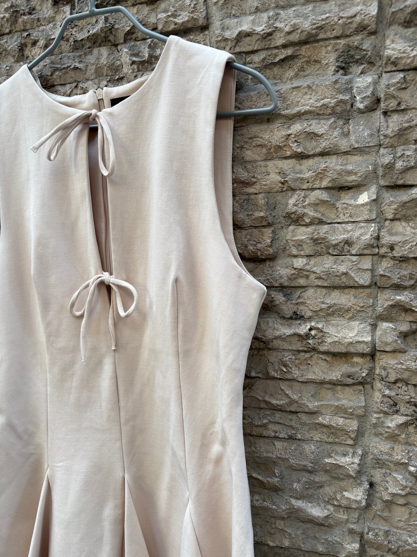 ZARA. Vestido corto beige lazos