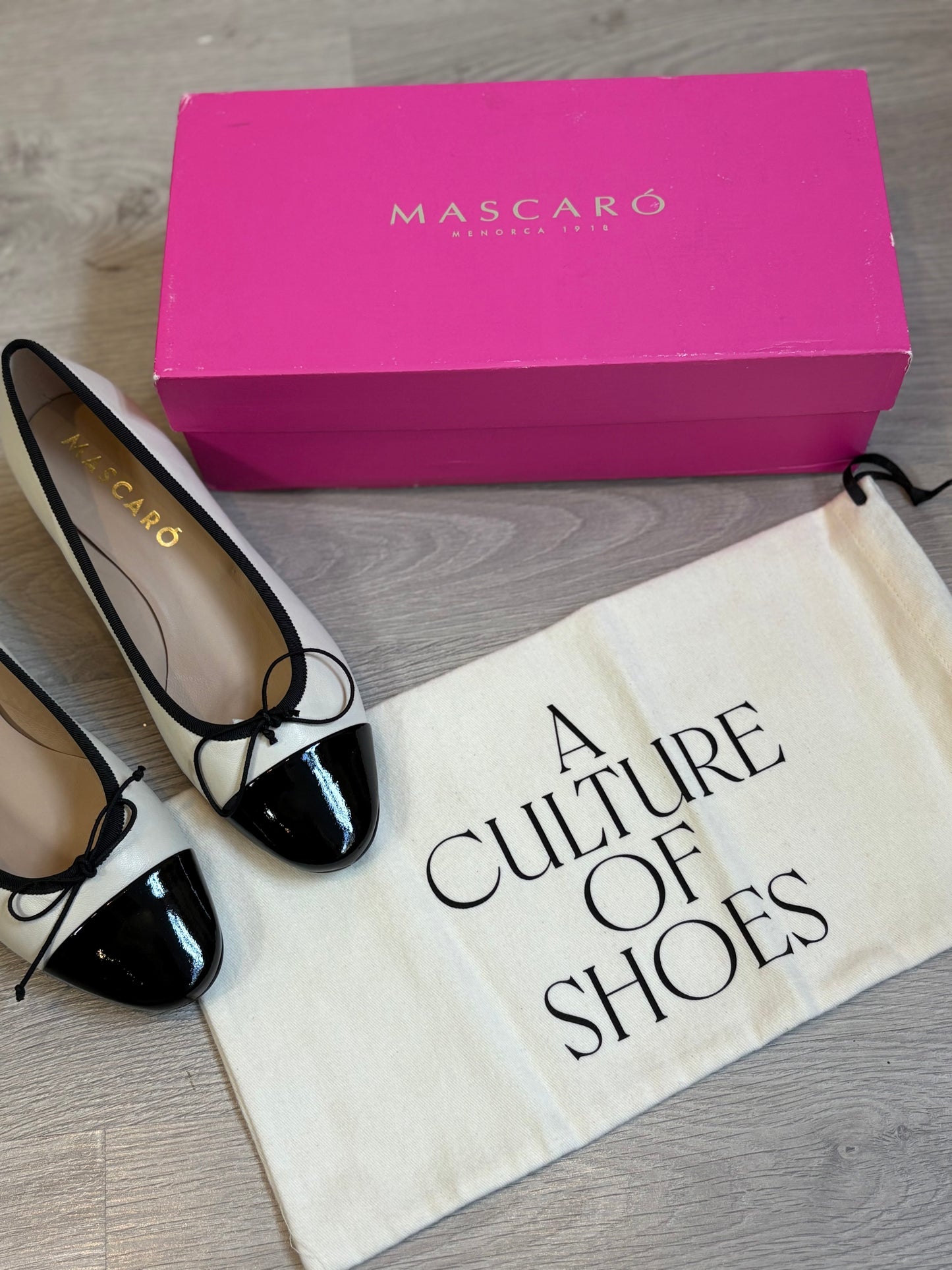 MASCARÓ. Bailarina tacón medio bicolor