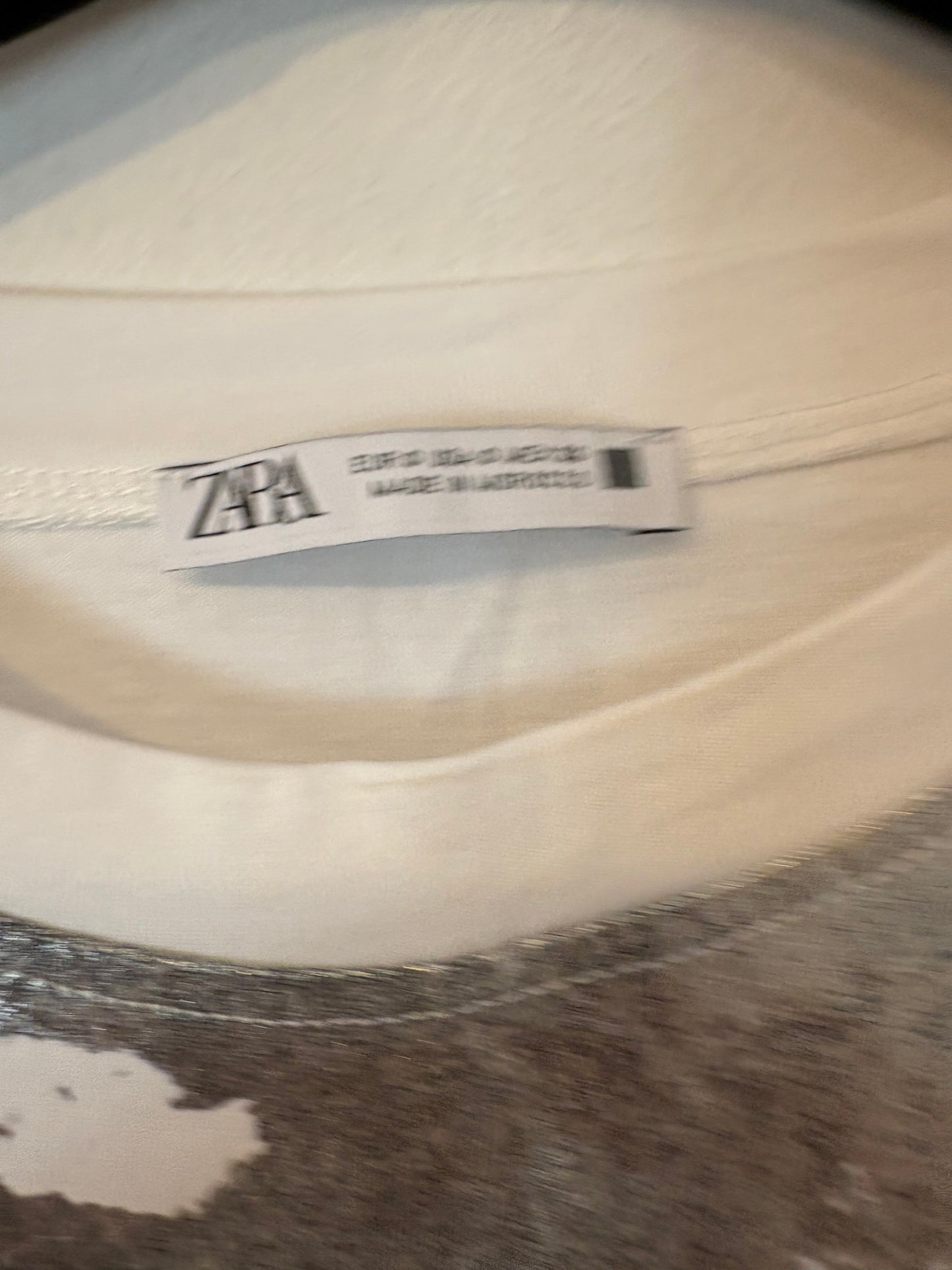 ZARA. Camiseta blanca dibujo plateado