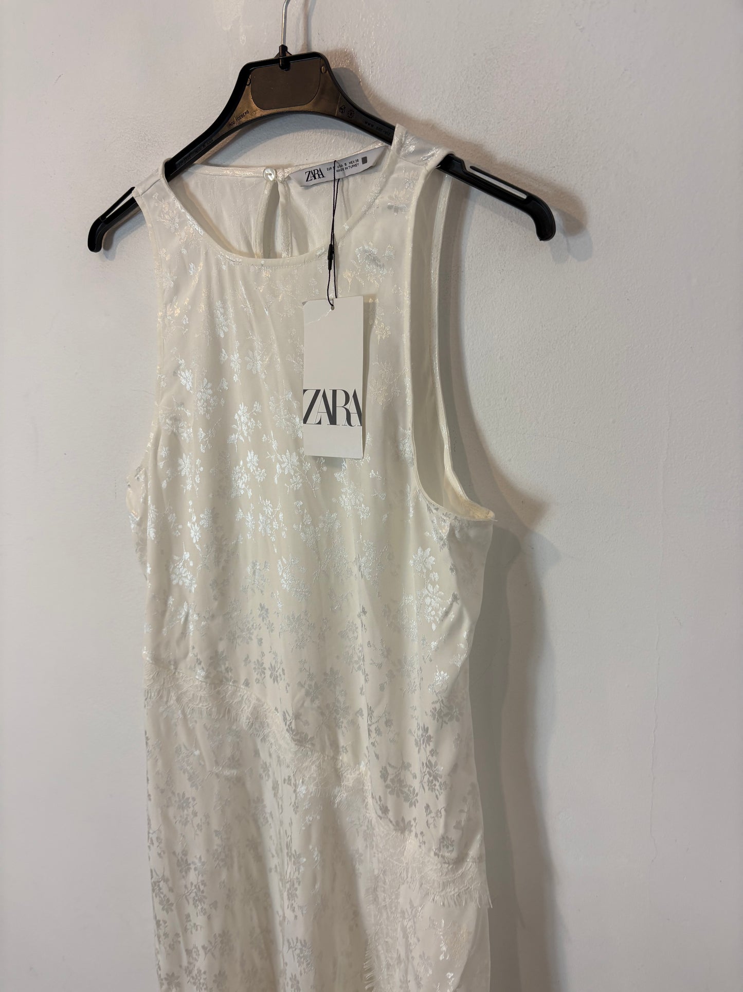 ZARA. Vestido largo blanco detalles satinados