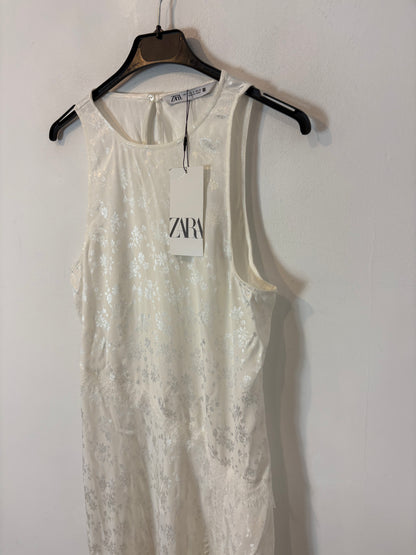 ZARA. Vestido largo blanco detalles satinados