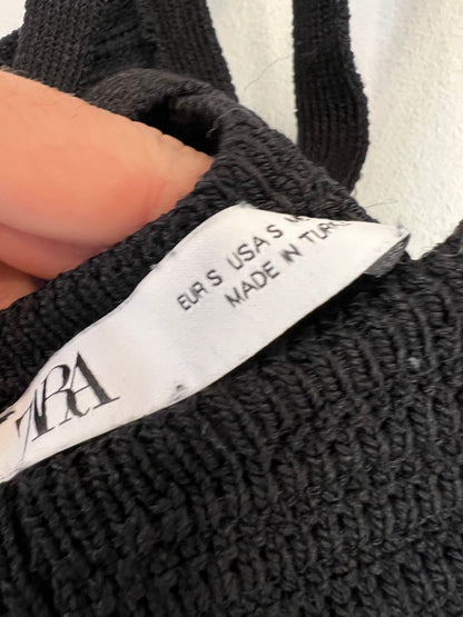 ZARA. Vestido corto negro troquelado T.s