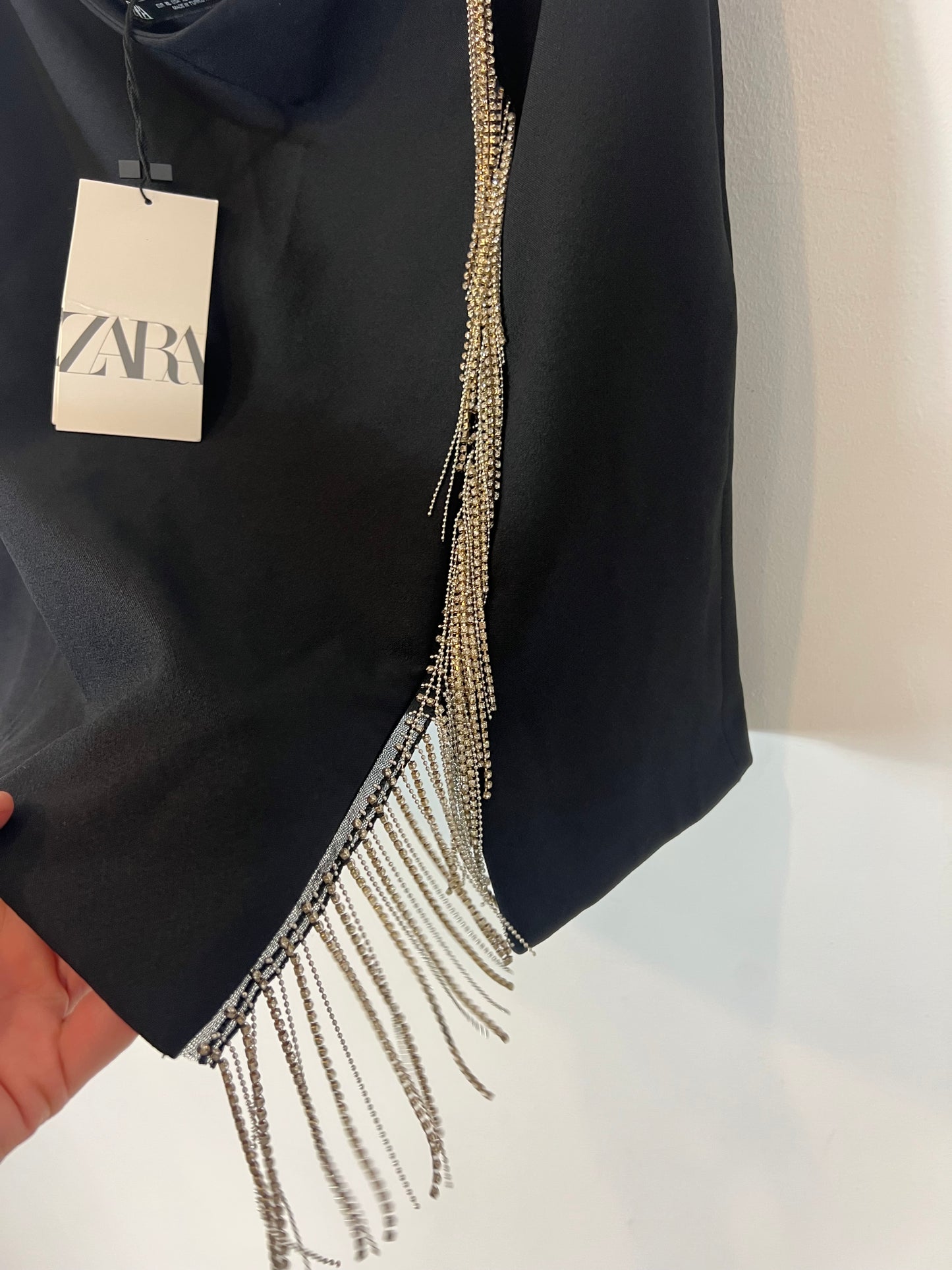 ZARA. Falda corta detalle pedrería flecos. T XL