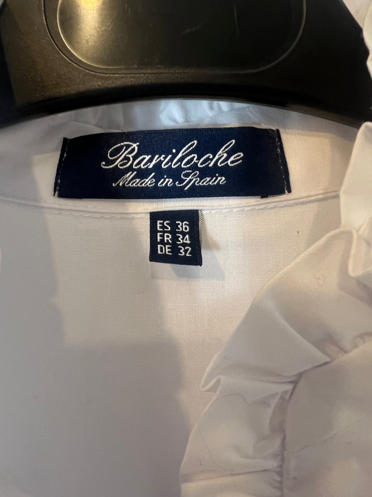 BARILOCHE. Camisa blanca detalle volante. T 36
