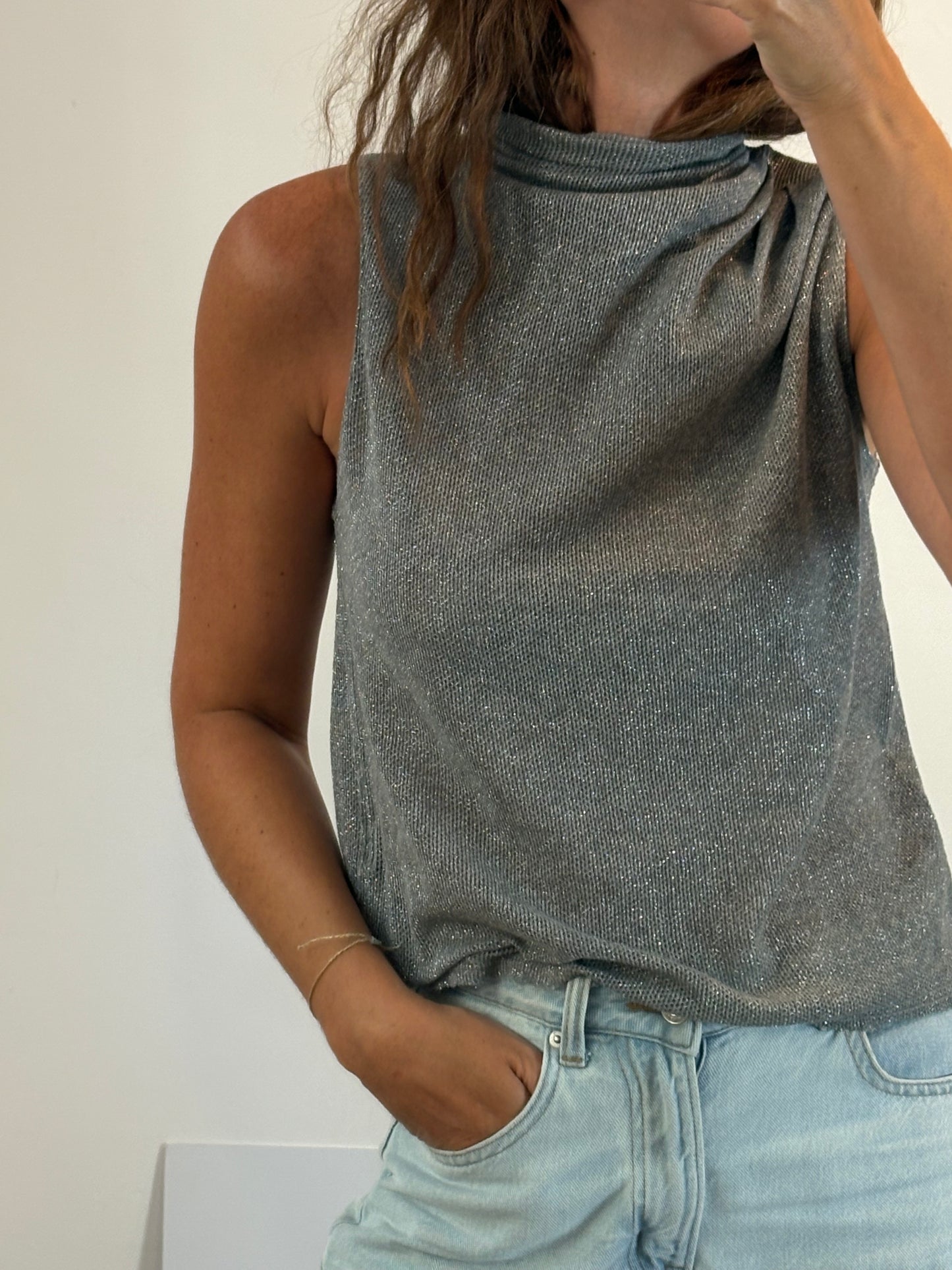 MASSIMO DUTTI. Top gris hilos brillo. T M