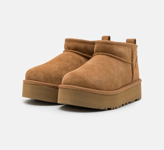 UGG. Botas marrones plataforma