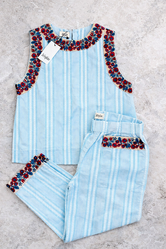 JOSEPHINE. Conjunto azul claro detalles bordados