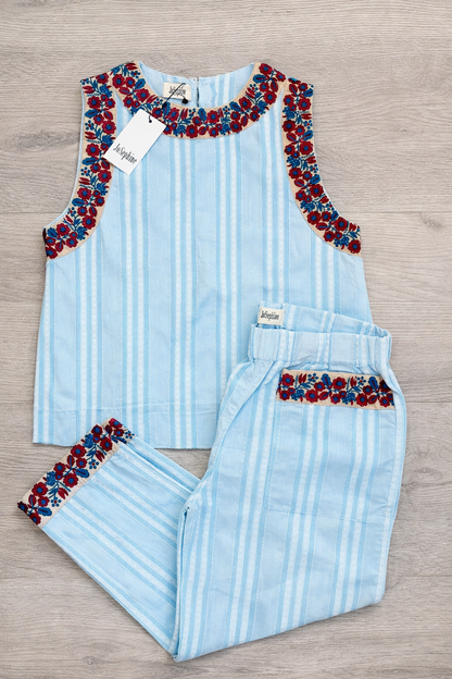 JOSEPHINE. Conjunto azul claro detalles bordados
