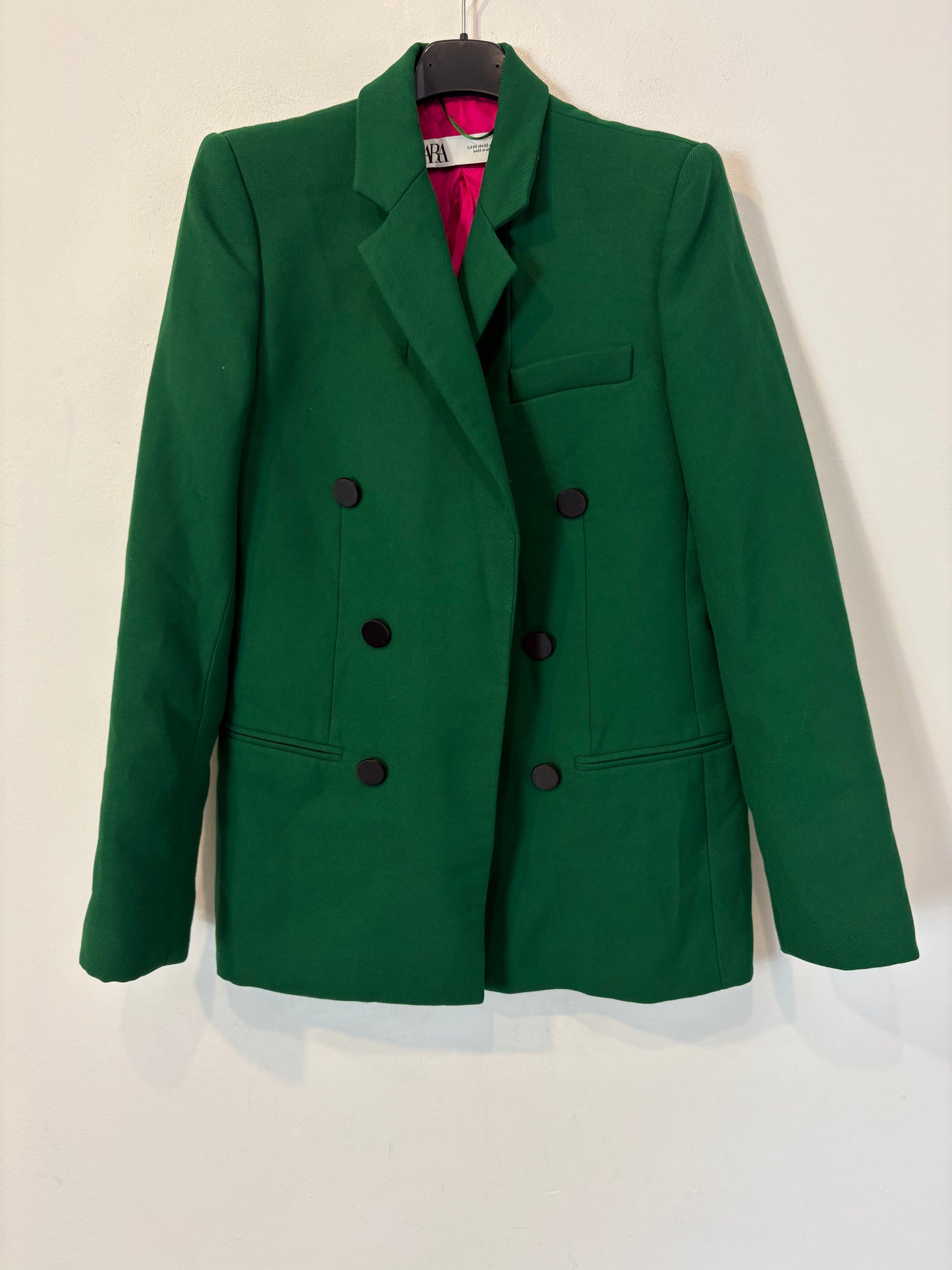 ZARA. Traje de chaqueta verde doble botonadura