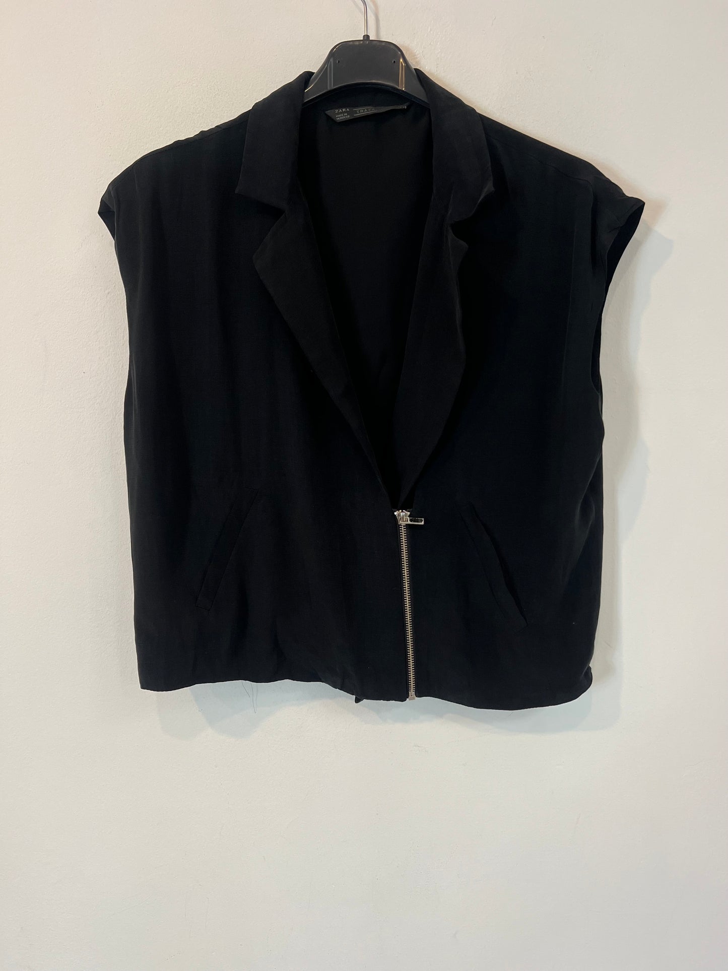 ZARA. Chaleco negro fluido T.m