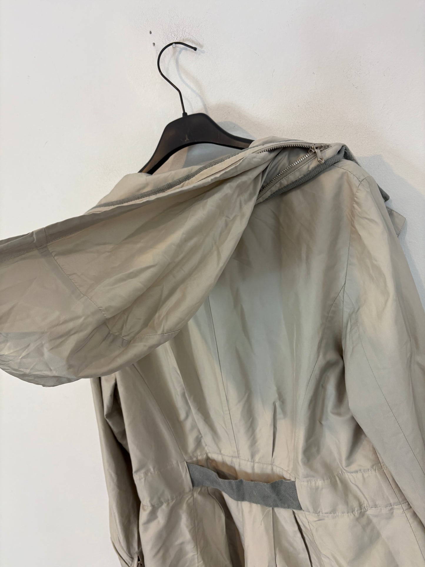 BRUNELLO CUCINELLI. Gabardina beige capucha .