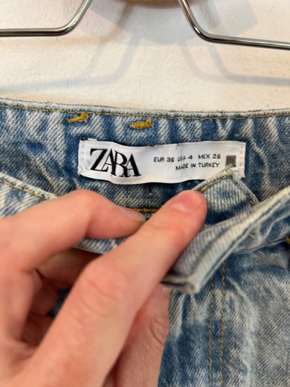 ZARA. Pantalón corto vaquero  T.36