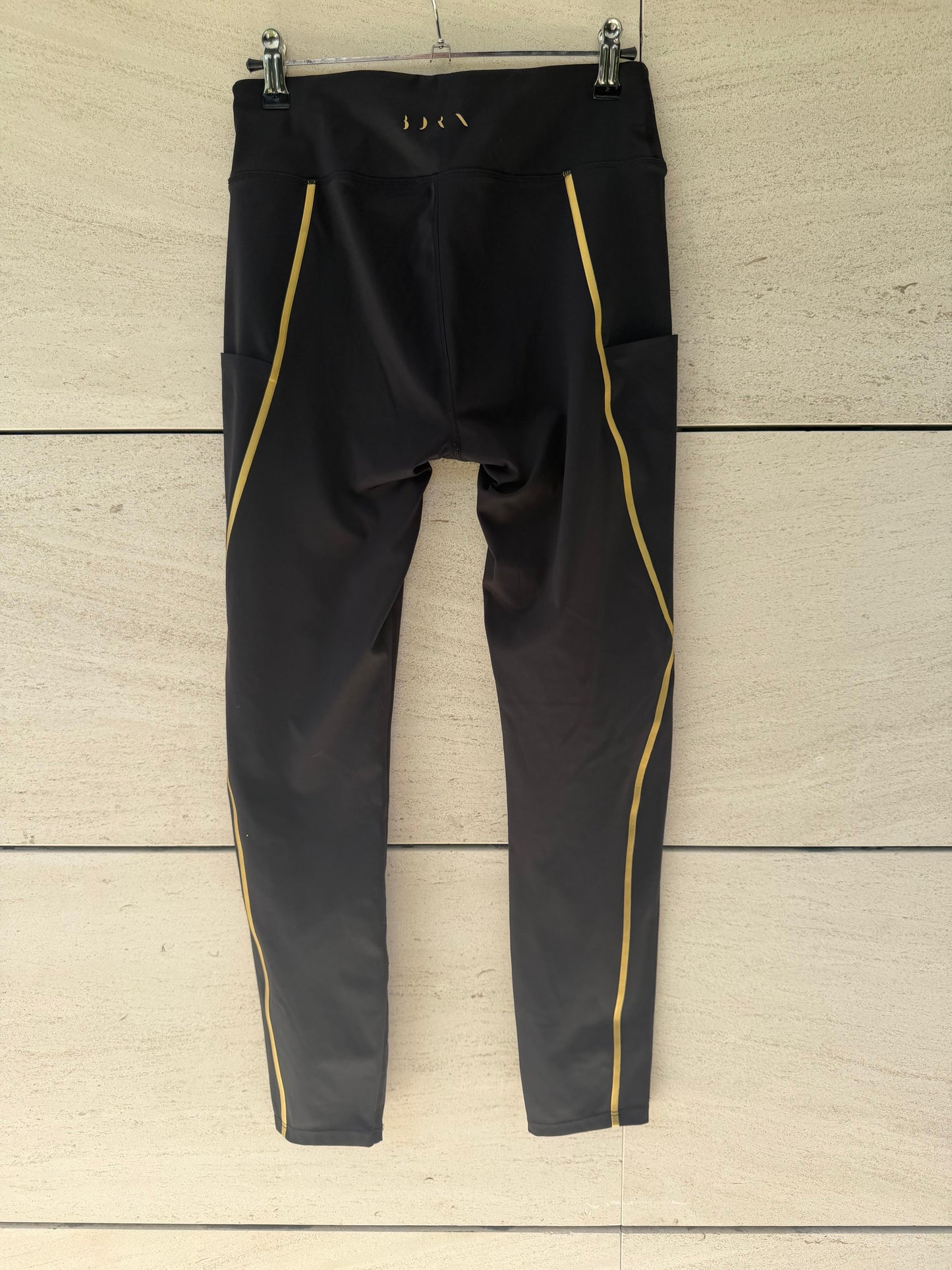 BORN LIVING YOGA.  Legging negro linea dorada. T M