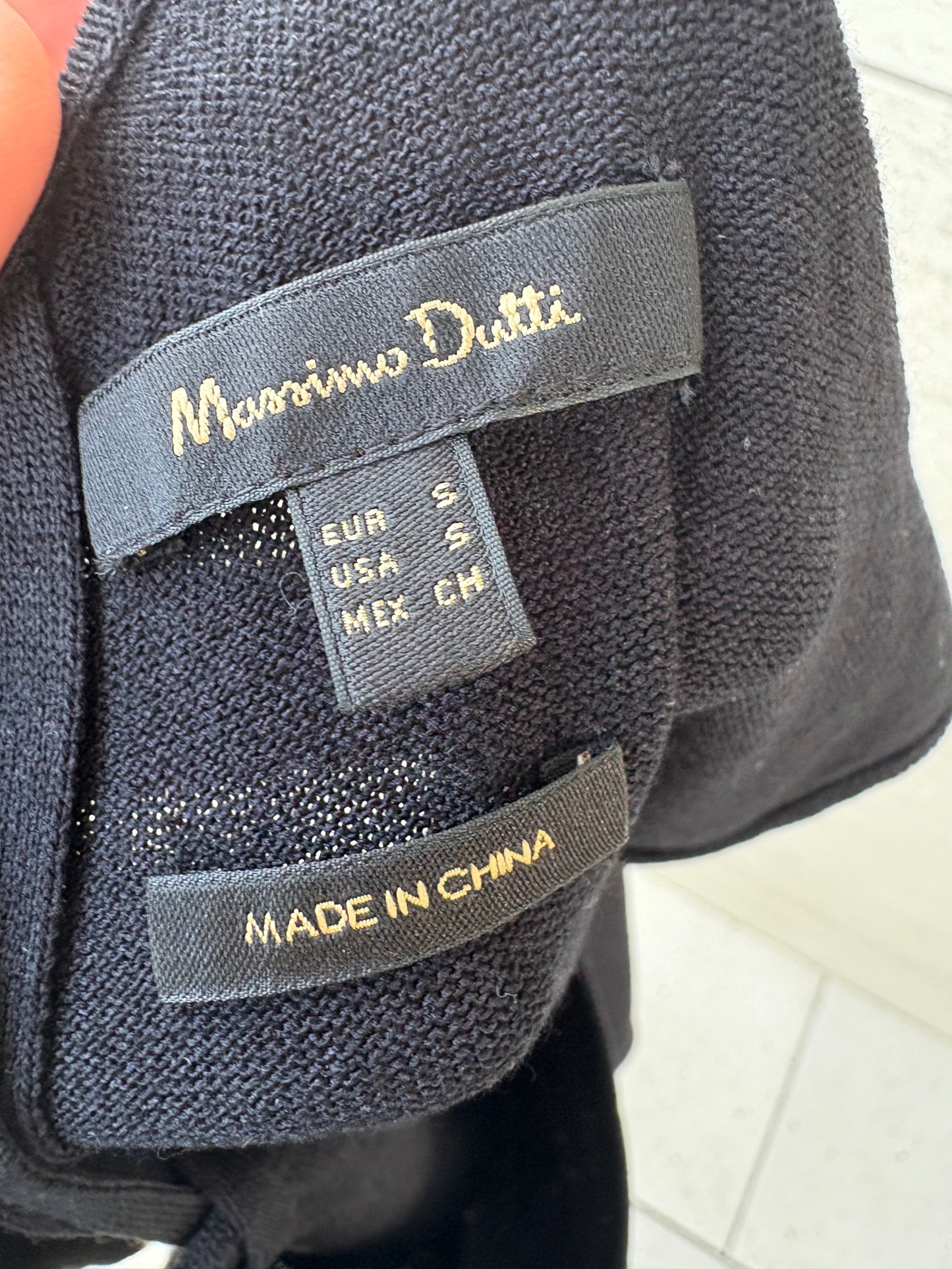 MASSIMO DUTTI. Vestido largo negro hilo