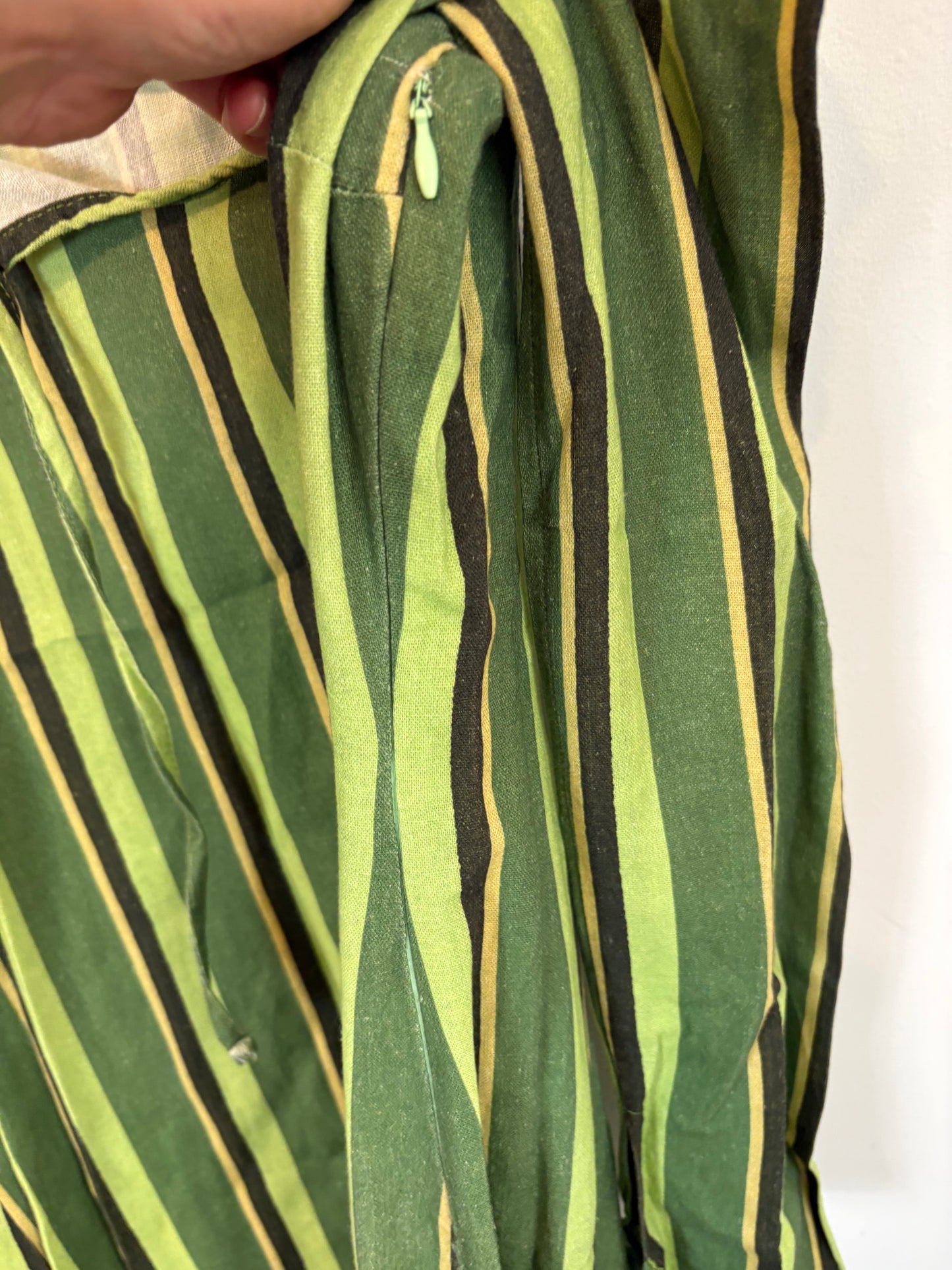 LAAGAM. Vestido  rayas en verde con lino