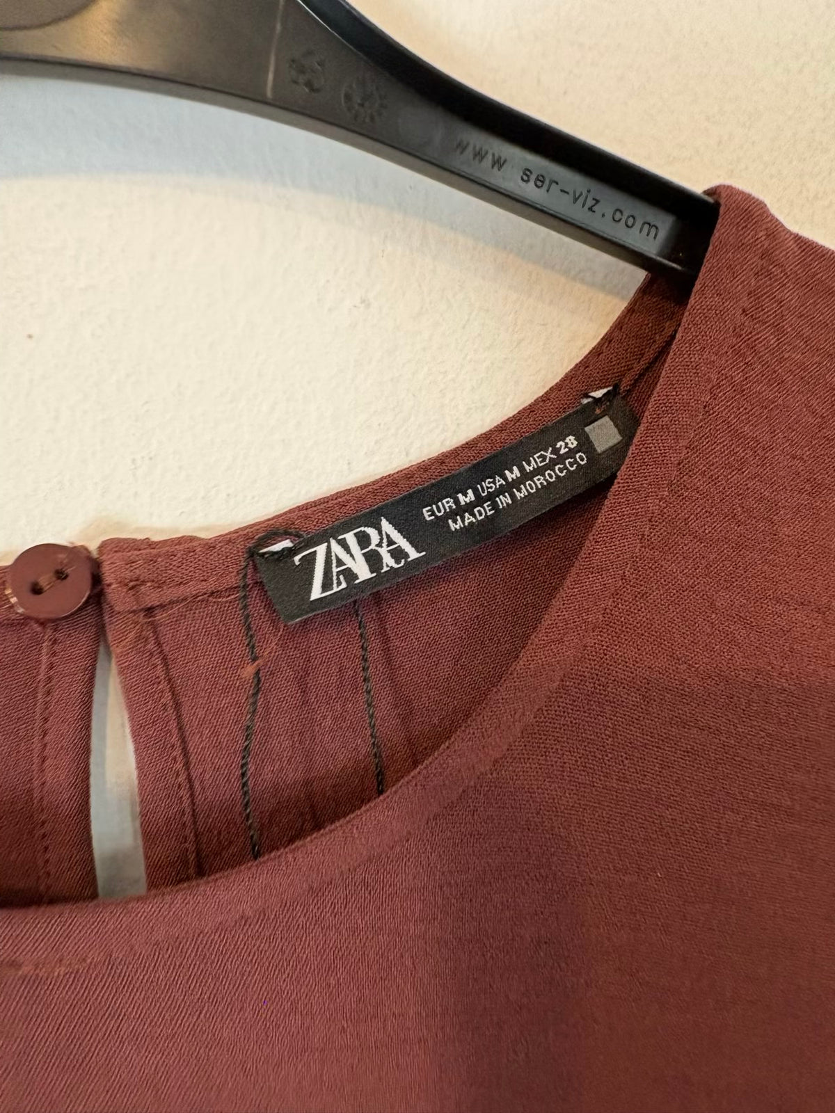 ZARA. Vestido largo burdeos lazadas