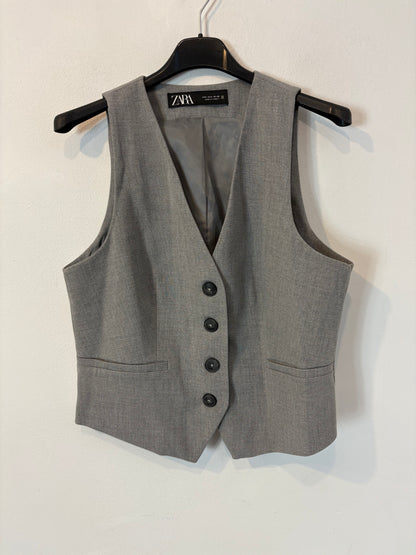 ZARA. Chaleco gris claro