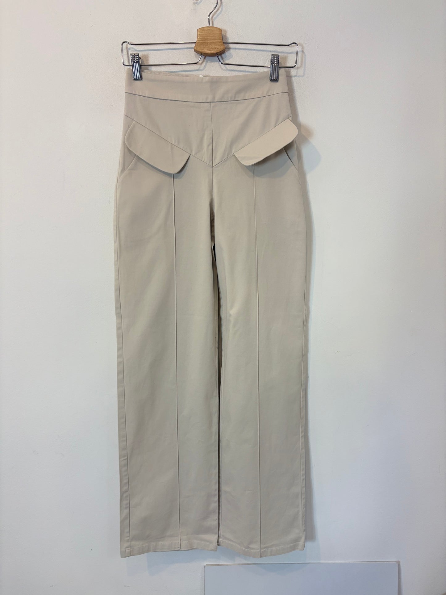 VOGANA. Pantalón beige bolsillo