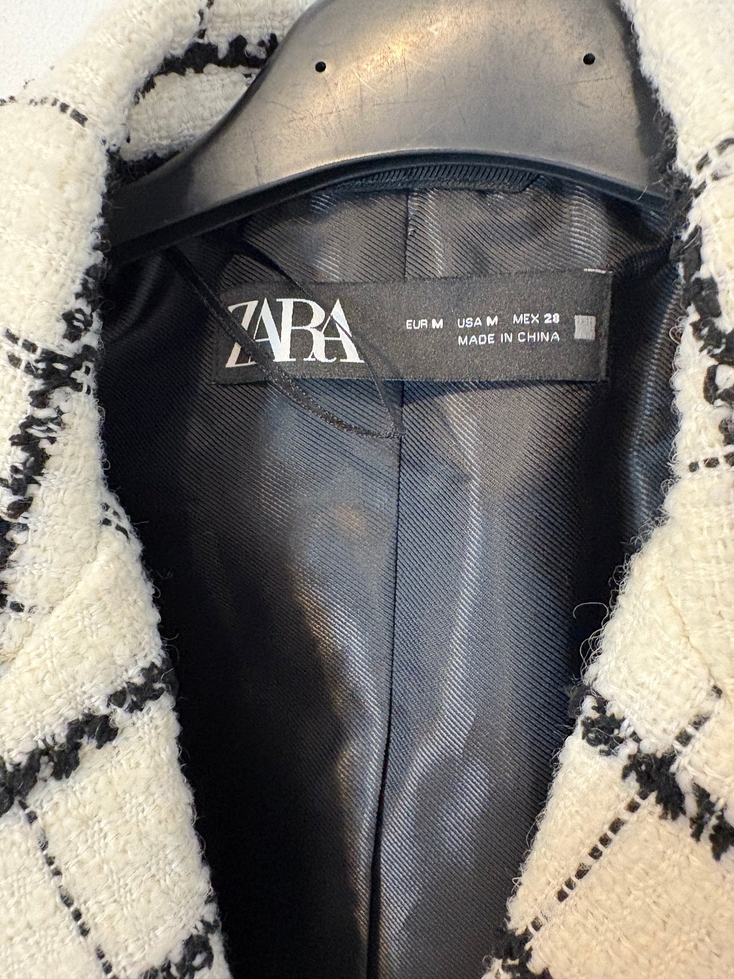 ZARA. Total look tweed blanco y negro