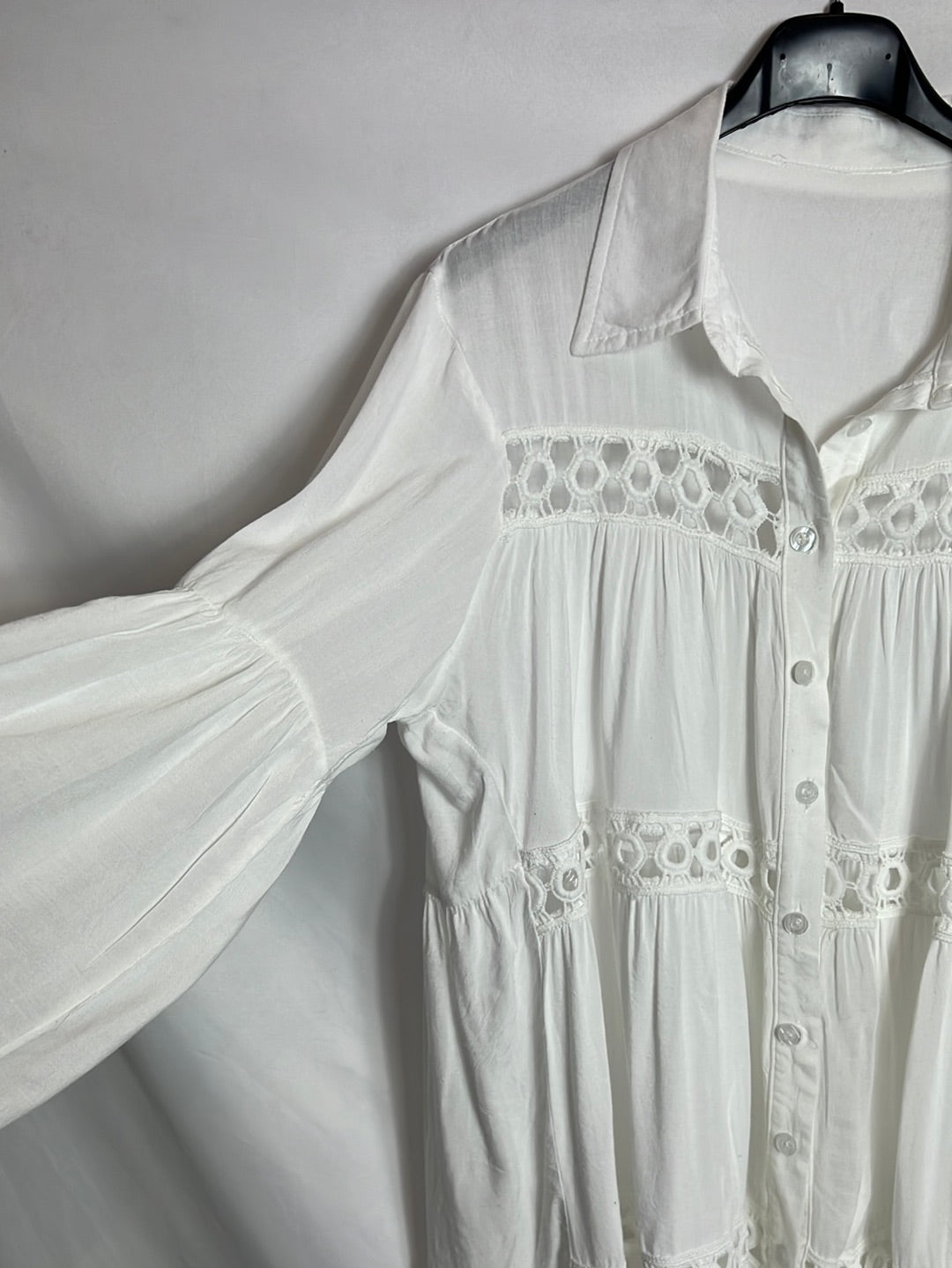 OTHERS. White die-cut blouse. TL