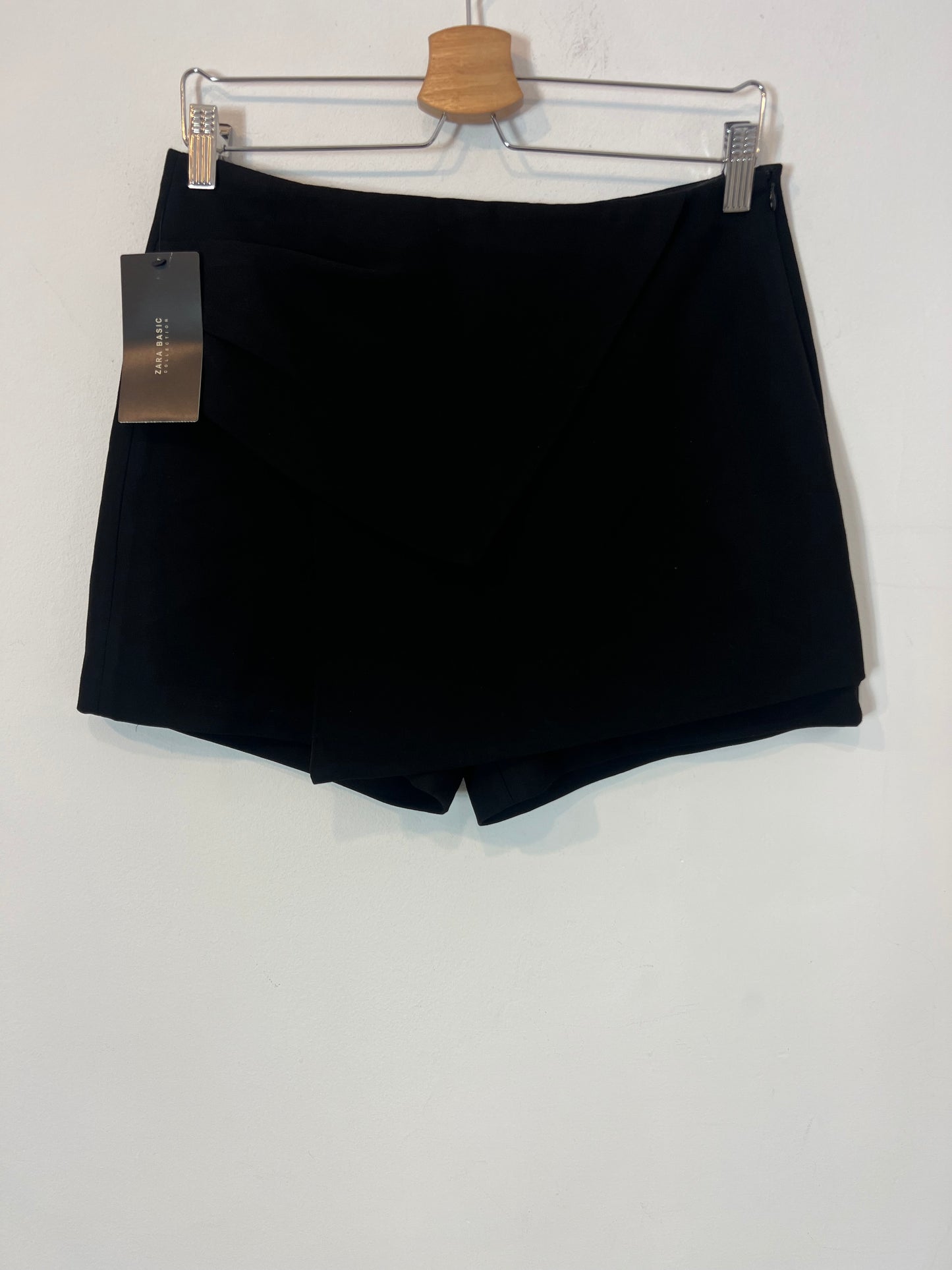 ZARA. Falda pantalón negra solapa. T M