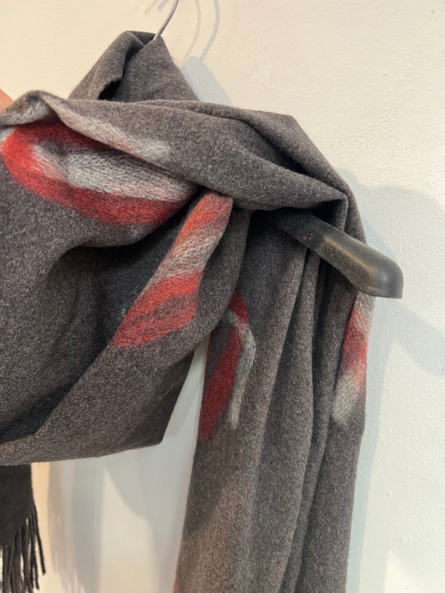 ROBERTO VERINO. Bufanda gris estampada