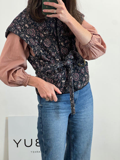 OTRAS. Chaleco azul textura flores