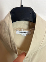 SHON MOTT. Camisa beige cuello mao. T 1(S)