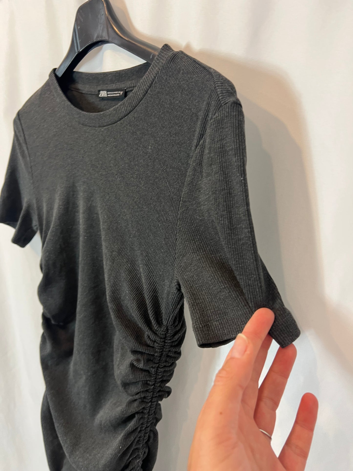 ZARA. Vestido corto canalé fruncidos. T M
