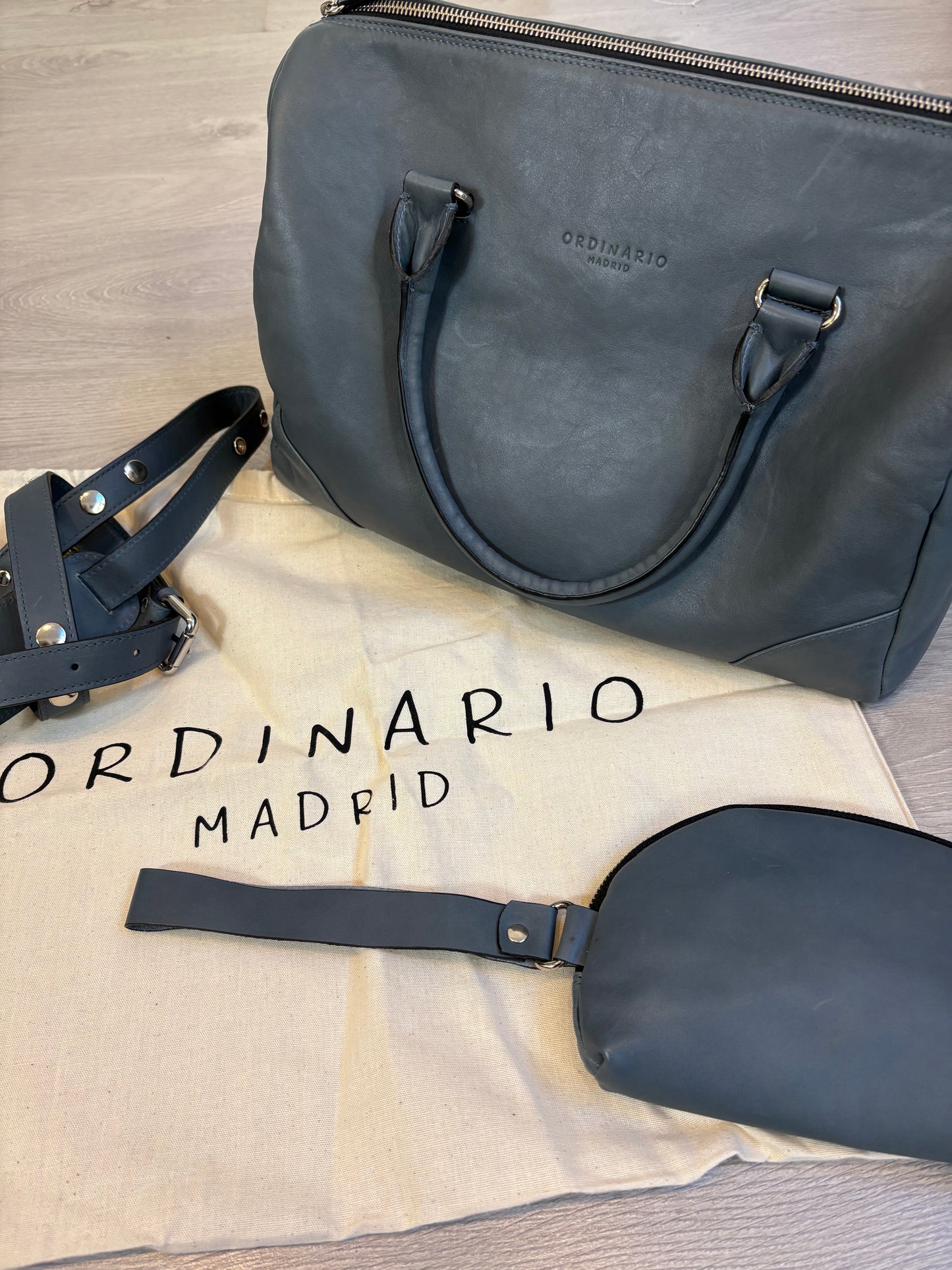ORDINARIO MADRID. Bolso piel azul doble asa