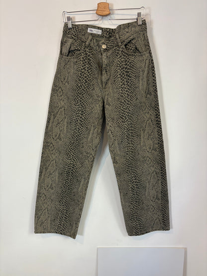 ZARA. Denim estampado pata ancha