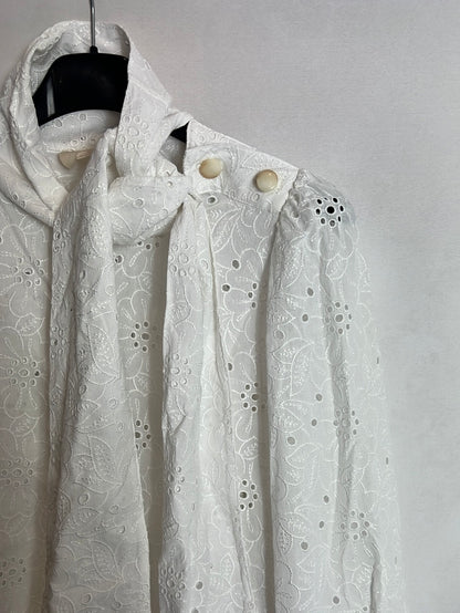 SÉZANE. Blusa blanca troquelada lazada. T 34