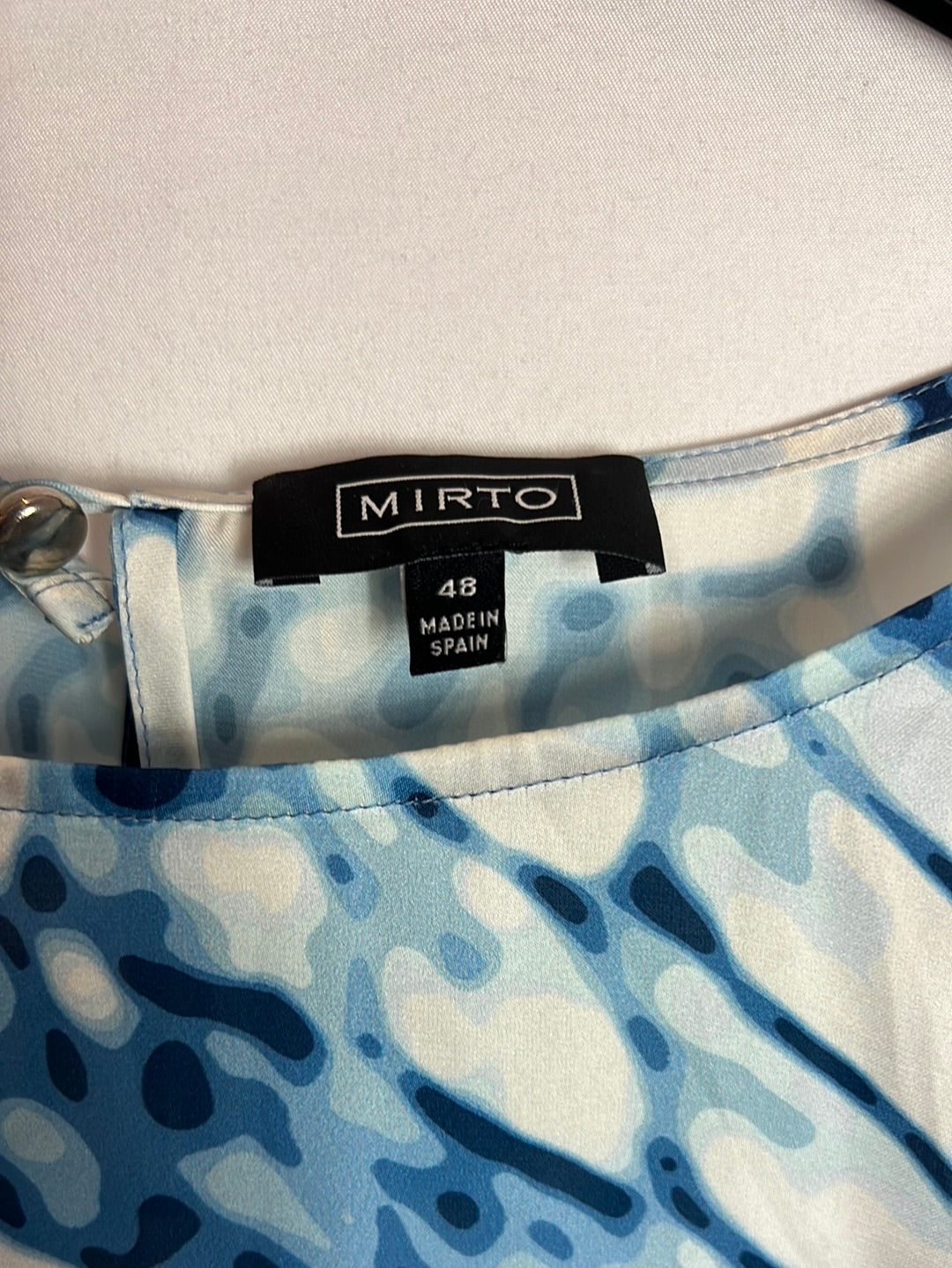 MIRTO. Blusa fluida azul y blanca T.48