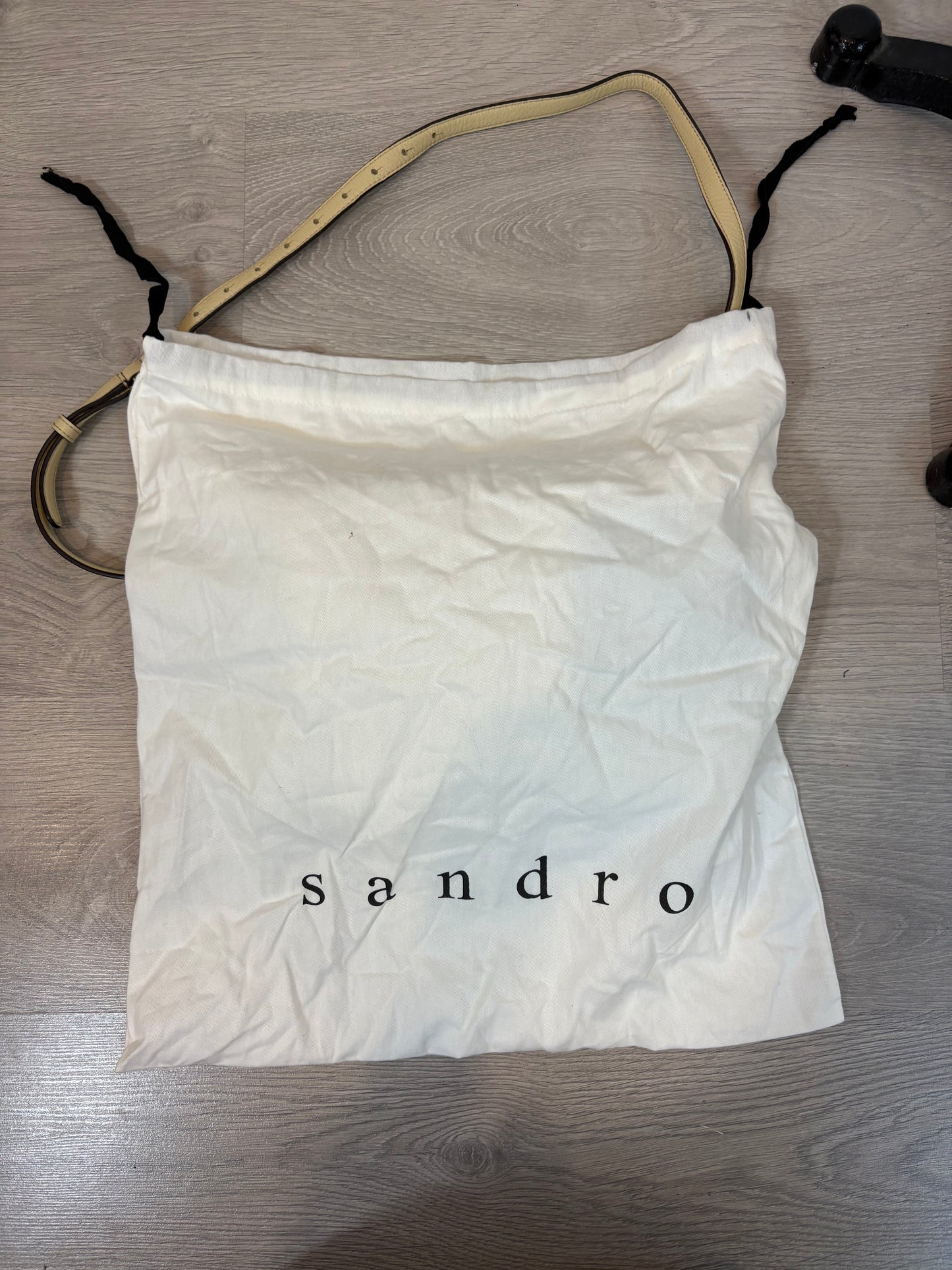 SANDRO. Bolso beige piel doble textura