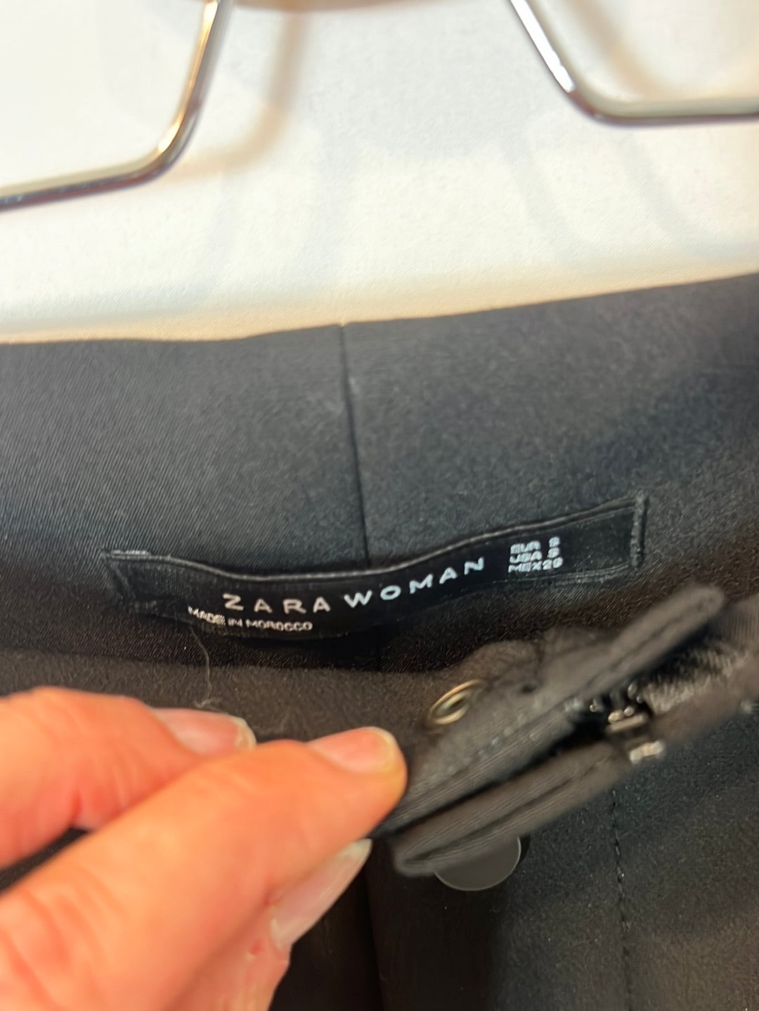 ZARA. Pantalón negro botones T.s