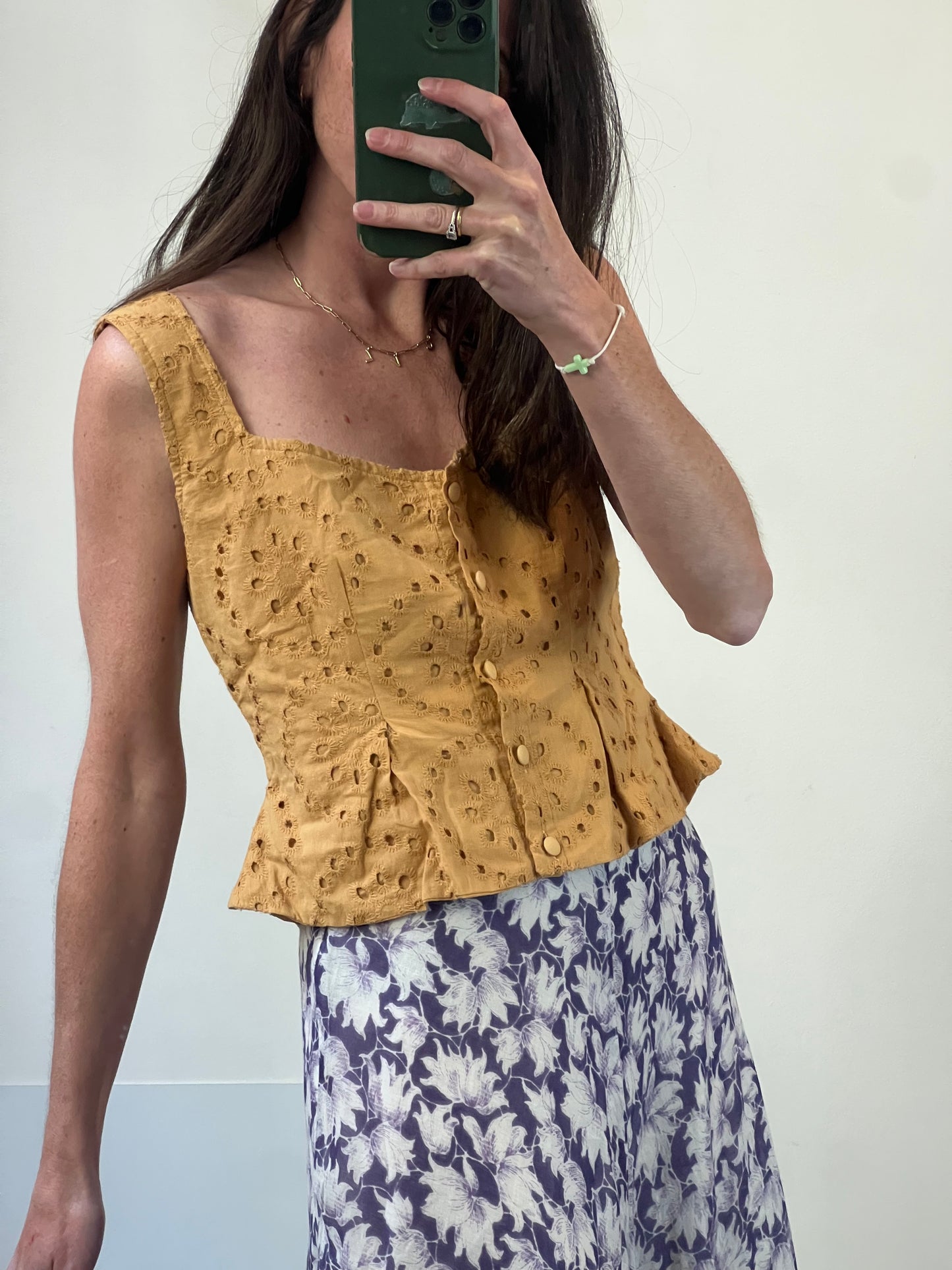 SOPHIE + LUCIE. Top abotonado bordados