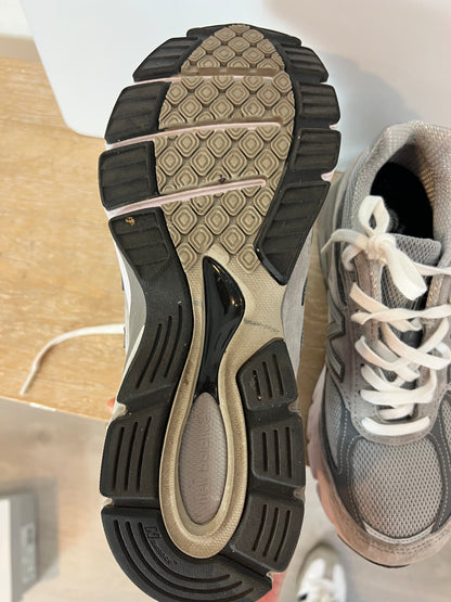 NEW BALANCE. Zapatillas grises texturas. T 38.5