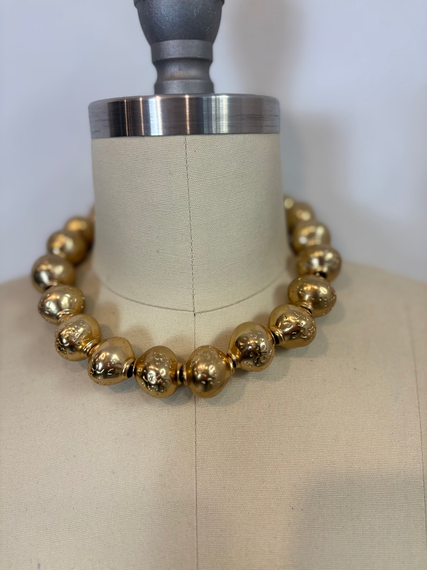 ZARA. Collar bolas doradas