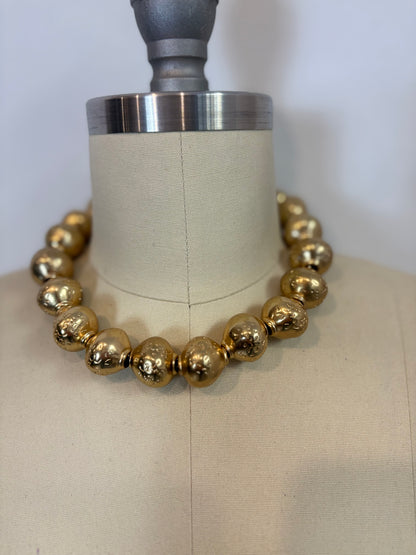 ZARA. Collar bolas doradas