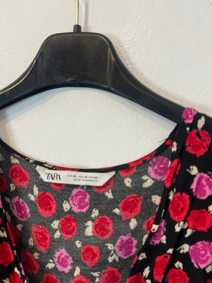 ZARA. Vestido fluido negro fluido flores. T XS
